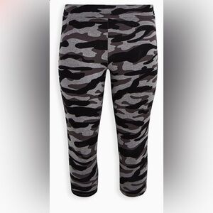 Torrid Gray and White Camo Leggings Pedal Pusher Signature Waist Premium